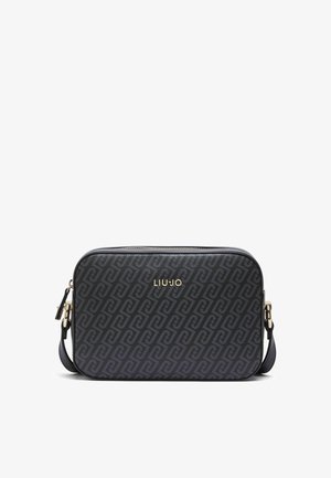 Sac bandoulière rectangulaire noir avec impression logo foncé à motif, lettrage doré "LIU JO", fermeture éclair et bandoulière réglable avec quincaillerie dorée.