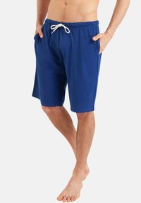 Shorts bleus en tissu léger, avec une taille élastique et un cordon blanc, deux poches latérales et une coupe décontractée.