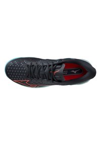 Scarpa da ginnastica nera con tomaia texturizzata, accenti rossi e suola turchese. Presenta un design con lacci e un rivestimento interno confortevole.
