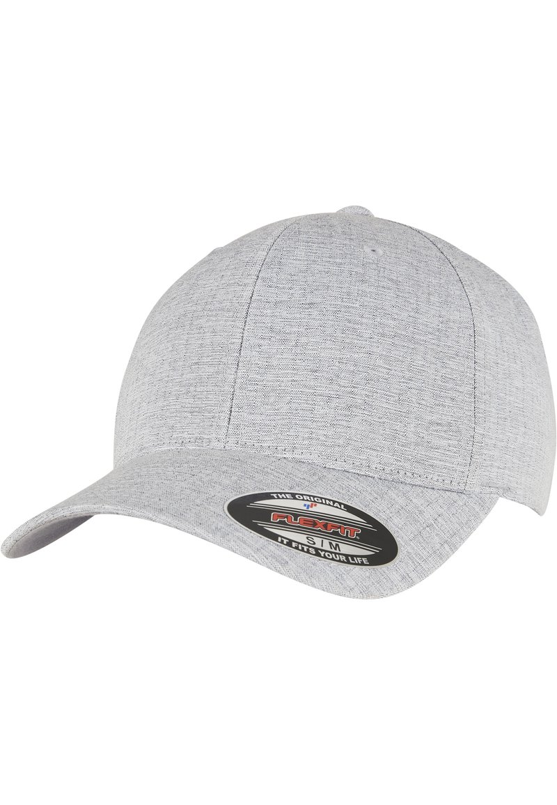Gorra de béisbol gris con un diseño estructurado, tela texturada, visera curvada y una etiqueta de marca en la parte inferior de la visera.