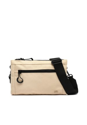 Bolso bandolera rectangular beige con bolsillo con cremallera negra, correa negra ajustable y pequeño logotipo en relieve en la parte inferior derecha del frente.