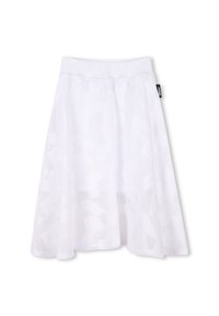 Jupe blanche mi-longue avec un motif texturé et une taille élastique. Présente une étiquette logo discrète sur le côté gauche. Tissu léger.