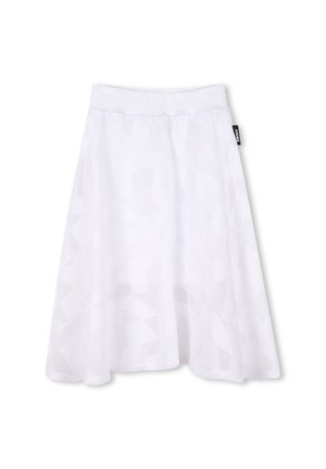 Jupe blanche mi-longue avec un motif texturé et une taille élastique. Présente une étiquette logo discrète sur le côté gauche. Tissu léger.