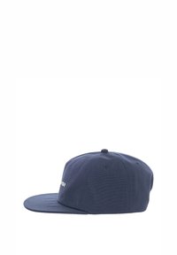 Marineblaue Baseballmütze mit flachem Schirm, aus Baumwolle, mit einem bestickten Logo auf der Vorderseite und einem Knopf oben.