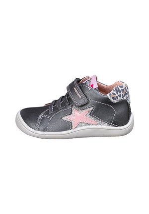 Zapatilla deportiva infantil de color gris oscuro con estrella rosa, detalles en purpurina plateada, talón con estampado de leopardo, cierre de velcro y forro interior rosa claro.