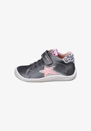 Zapatilla deportiva infantil de color gris oscuro con estrella rosa, detalles en purpurina plateada, talón con estampado de leopardo, cierre de velcro y forro interior rosa claro.