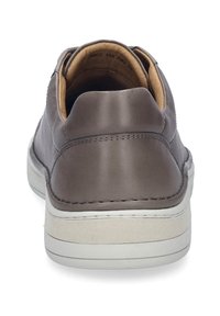 Scarpa in pelle marrone con una superficie liscia, design arrotondato e suola in gomma bianca a contrasto. Presenta dettagli di cucitura ridotti al minimo.