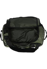 Vihreä urheilulaukku, jossa on teksturoitu verkkomäinen kansi, kestävä kangas, tilava sisustus ja mustat yksityiskohdat. Varusteena säädettävät hihnat ja vetoketjut.