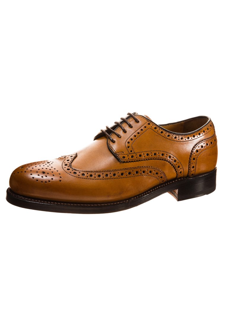 Scarpe eleganti in pelle color cuoio con dettagli brogue, punta rotonda e lacci a cinque passanti. Suola nera robusta con cuciture visibili.