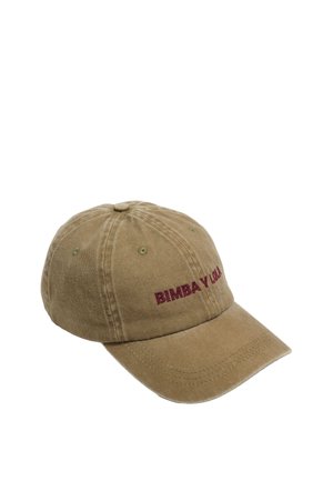 Gorra de béisbol de algodón color caqui con visera curvada, que presenta el texto bordado en rojo "BIMBA Y LOLA" en la parte frontal y orificios de ventilación en los laterales.
