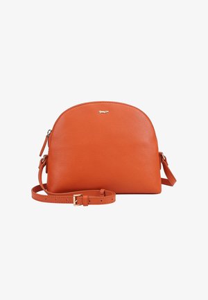 Sac bandoulière en cuir orange avec dessus incurvé, sangle ajustable, fermeture éclair et petit logo renard doré à l'avant.