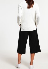 Vero Moda Stickad tröja - white