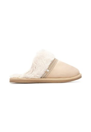Zapatilla beige sin cordones con forro interior suave y esponjoso y una pequeña tira de tela de marca en el lateral, suela plana para uso en interiores.