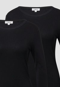 Zwarte langemouwen t-shirts met een ronde hals, gemaakt van zachte stof. Minimalistisch design zonder patronen of versieringen, met s.Oliver labels.