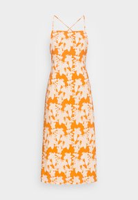 Vestido maxi laranja com padrão floral branco, com alças finas e corpete justo que se alarga na cintura, feito de um tecido leve.