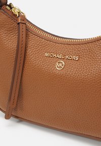 MICHAEL Michael Kors JET SET CHARM CHAIN POUCHETTE - Håndveske - luggage