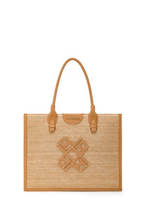 Borsa shopper rettangolare intrecciata color cuoio con manici intrecciati e patch logo geometrico in pelle al centro sul davanti.