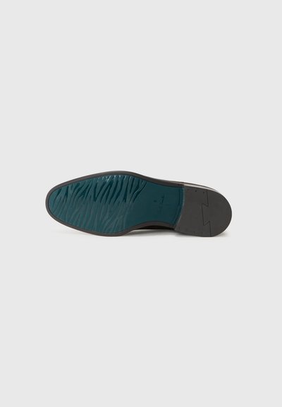 Suola nera della scarpa con fondo in gomma turchese e motivo testurizzato per la presa. Bordo liscio e dettagli minimalisti.