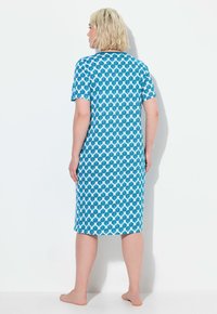 Spiritoso vestito da notte con motivo floreale blu, maniche corte, taglio al ginocchio e tessuto morbido, caratterizzato da un motivo a foglie ripetuto.