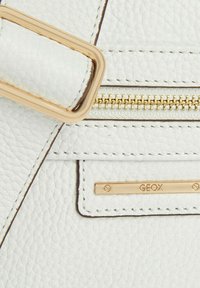 Borsa a mano in pelle bianca con superficie texturizzata, hardware dorato, cerniera prominente e placca con incisione "GEOX".