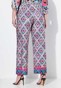 Färgglada mönstrade byxor med en diamantgeometrisk design i rosa, lila och turkos, med breda benslut och elastisk midja.