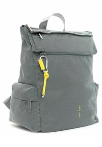 Mochila texturizada gris con tapa plegable, que presenta herrajes de acento amarillos, un bolsillo delantero con cremallera y bolsillos laterales para almacenamiento adicional.
