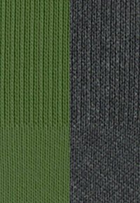 Échantillons de tissu texturé en vert forestier et gris foncé, séparés verticalement, mettant en valeur des motifs côtelés.