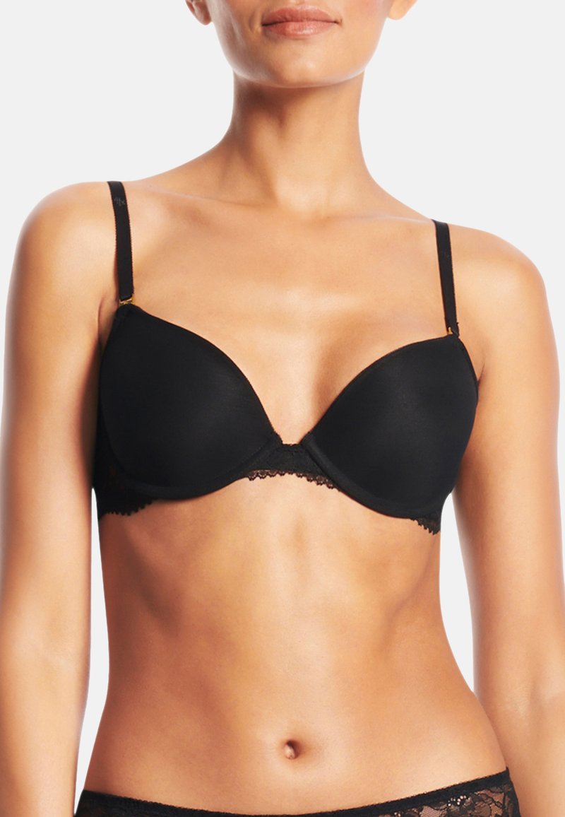 Svart vadderad behå med justerbara axelband, spetsdetaljer längs bandet och en slät tygfinish. Underwire stöd förstärker formen.