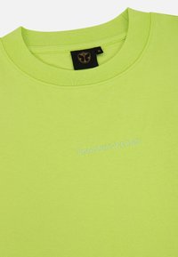 Neon groene katoenen T-shirt met een ronde hals. Voorzien van een geborduurd "TOMORROWLAND" logo in lichtblauw aan de voorkant.