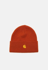 Berretto lavorato a maglia arancione con risvolto. Presenta un logo giallo prominente sul davanti. Texture liscia senza motivi o decorazioni.