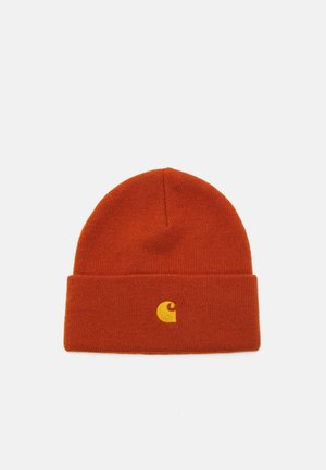 Gorro de punto naranja con vuelta. Presenta un logo amarillo prominente en la parte delantera. Textura suave sin patrones ni adornos.