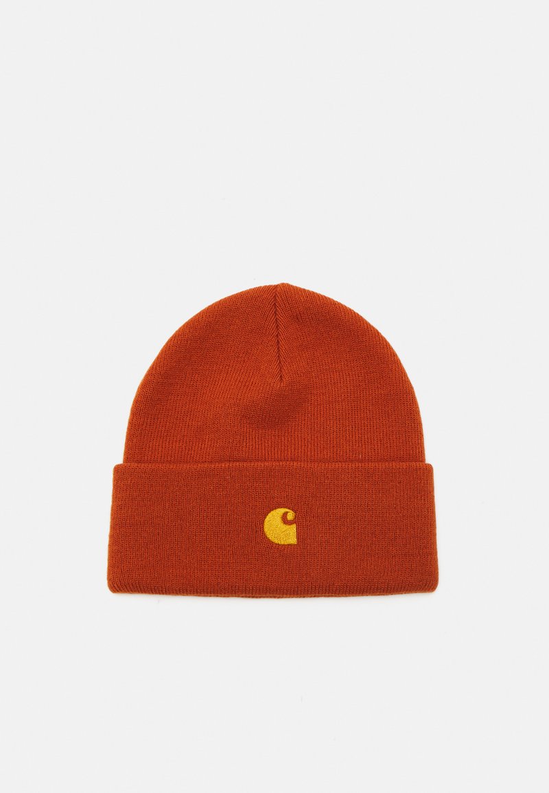 Berretto lavorato a maglia arancione con risvolto. Presenta un logo giallo prominente sul davanti. Texture liscia senza motivi o decorazioni.
