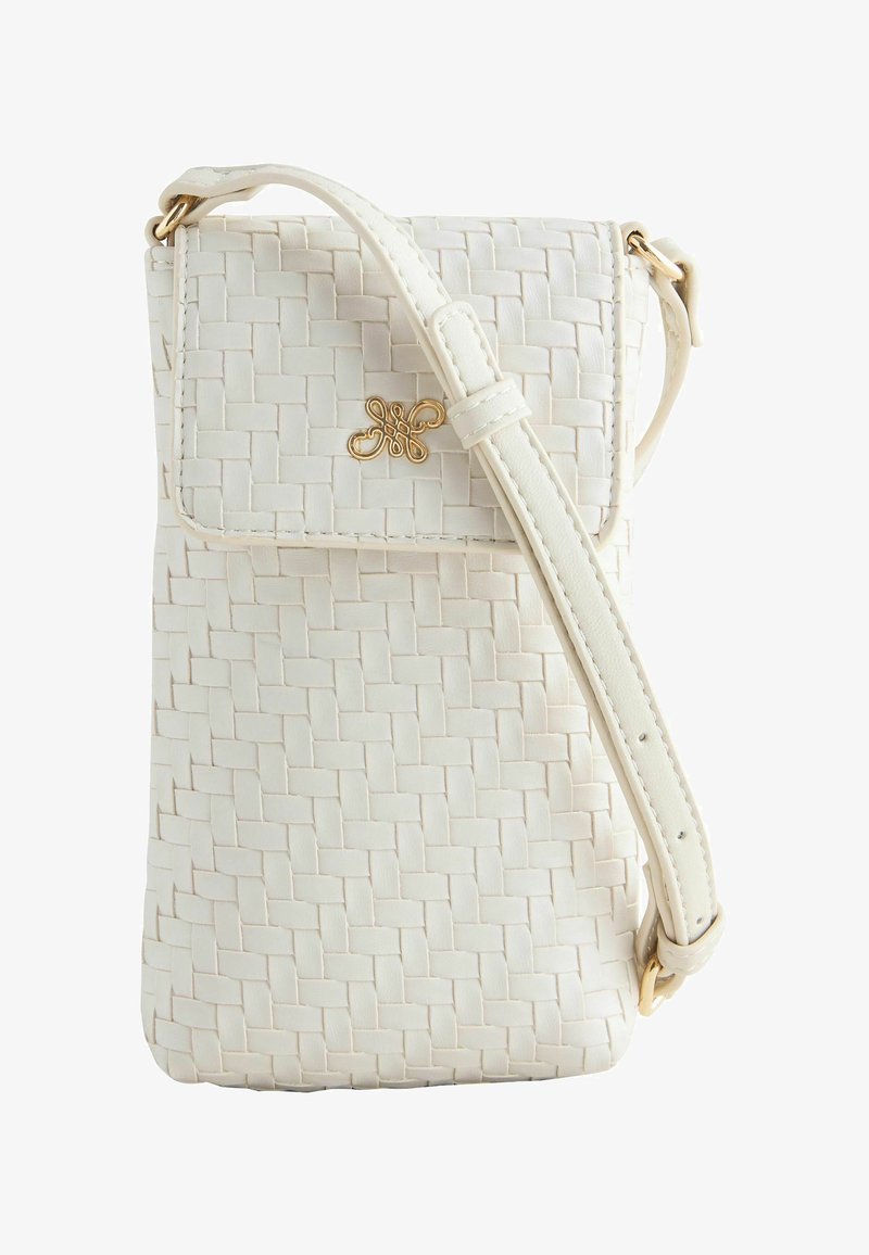 Kis fehér válltáska szőtt textúrával, állítható pánttal, fedéllel záródó, elől kis arany díszítő jelvénnyel.