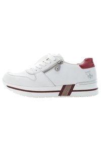 Weiße Leder-Sneaker mit Schnürdesign, seitlichem Reißverschluss, roten Akzenten und einer strukturierten Zwischensohle mit braunen Details.