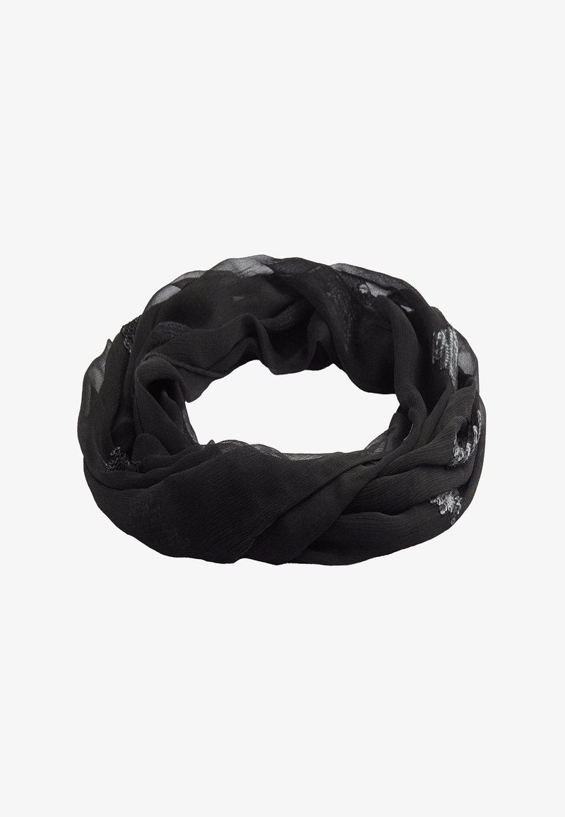 Czarny, lekki szal wykonany z przezroczystego materiału, charakteryzujący się skręconym wzorem z delikatną teksturą i gładkim wykończeniem.