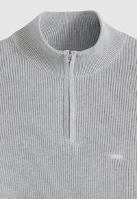 Šviesiai pilkas megztinis su ketvirčio užtrauktuku ir ribsdyta tekstūra, su metaliniu užtrauktuku ir mažu siuvinėtu logotipu apačioje.
