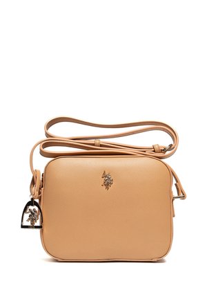 Kleine lichtbruine leren crossbodytas met verstelbare band en een metalen ruiterlogo aan de voorkant en een hangend hangertje.