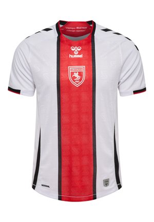 Vit fotbollströja med röda vertikala ränder och svarta accenter. Har Hummel-logotypen, en lagbadge och texturerade tygdetaljer.