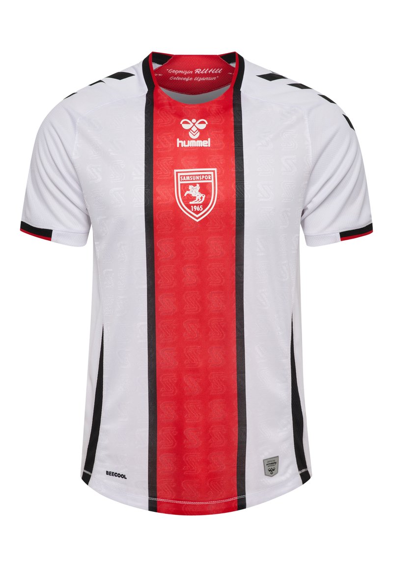 Biała koszulka piłkarska w czerwone pionowe paski i czarne akcenty. Posiada logo Hummel, herb drużyny oraz fakturowane detale materiału.
