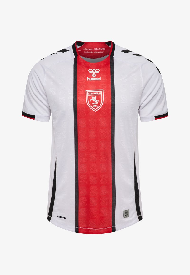 Hvid fodboldtrøje med røde lodrette striber og sorte accenter. Har Hummel-logo, et holdmærke og teksturerede stofdetaljer.