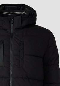 Schwarze Daunenjacke mit Reißverschluss, Knopfakzenten und Kapuze. Das Innere hat ein gestreiftes Muster zur Kontrastierung.