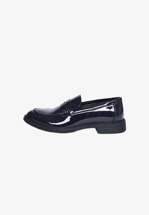 Mocassini neri in vernice con punta arrotondata, design slip-on e suola in gomma testurizzata. Presentano un minimo dettaglio di cucitura sulla tomaia.