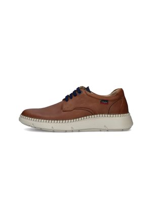Sneaker in pelle marrone con lacci blu navy, suola bianca e dettagli cuciti lungo il bordo. Tag logo visibile sul lato. Finitura liscia.