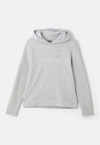 Sivá mikina s kapucňou vyrobená z mäkkého materiálu, s prednou klokankou, sťahovacou kapucňou a embosovaným logom EA7 v strieborných detailoch.