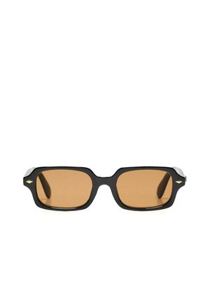 Črna pravokotna sončna očala z lečami jantarne barve in majhnimi kovinskimi poudarki v obliki diamanta na sprednjih vogalih okvirja.