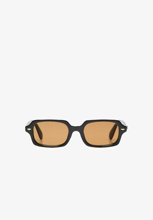 Czarne prostokątne okulary przeciwsłoneczne z bursztynowo zabarwionymi szkłami i małymi metalowymi ozdobami w kształcie diamentów na narożnikach przedniej ramki.