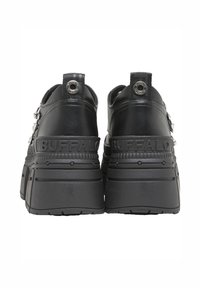 Baskets à plateforme noires avec une tige en cuir lisse, une semelle épaisse, des accents texturés et le mot "BUFFALO" embossé sur le talon.