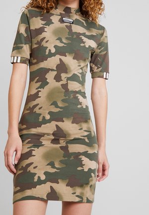 Jurk met camouflagedessin in groen en bruin, korte mouwen met gestreepte details. Gemaakt van rekbare stof, met een hoge halslijn en een getailleerd silhouet.