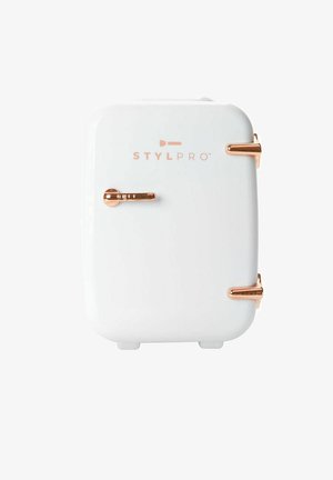 Witte compacte koelkast met ronde hoeken, roségouden hardware en een handvat aan de voorkant. Logo "STYLPRO" in roségoud gedrukt aan de voorkant.