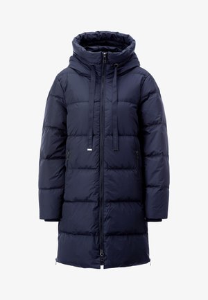 Tumši zila pūkaina jaka ar augstu apkakli, ar rāvējslēdzēju slēgšanu un kapuci ar auklām. Raksturīgas horizontālas pildījuma līnijas un rāvējslēdzēja sānu kabatas.